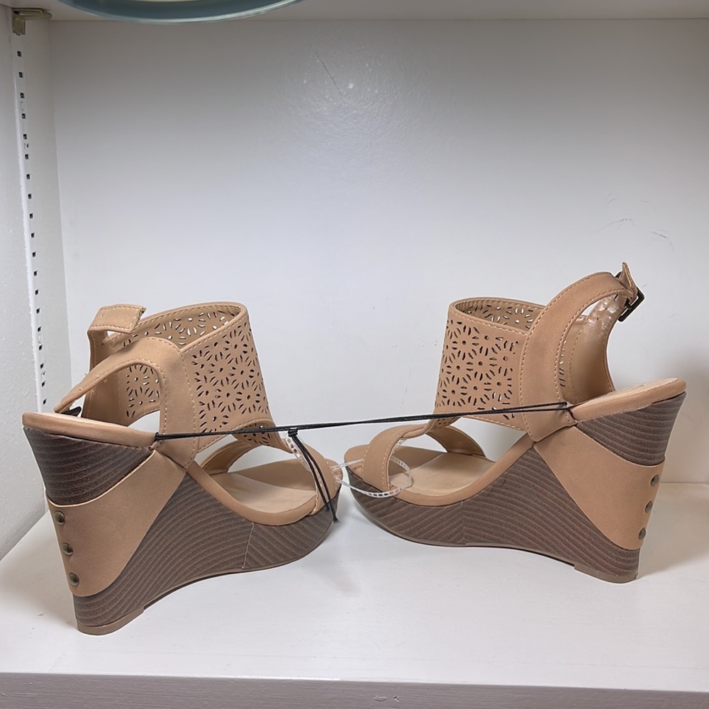 Women’s Bella Vita Wedge. Size 8. - Picture 2 of 8